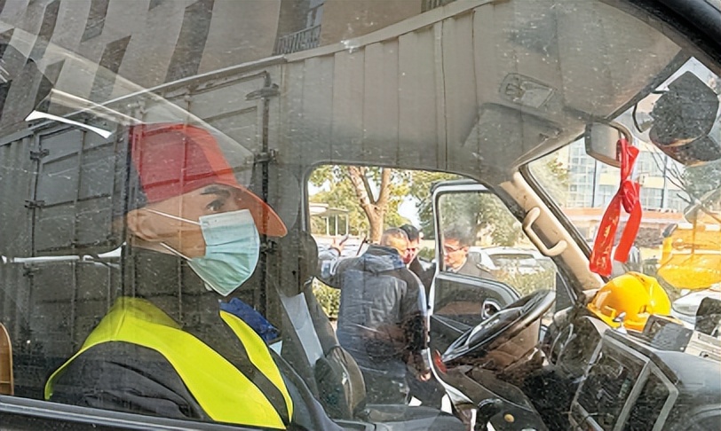 从“假人值班”到“假人押运” 公共安全岂容“假把式”守护？