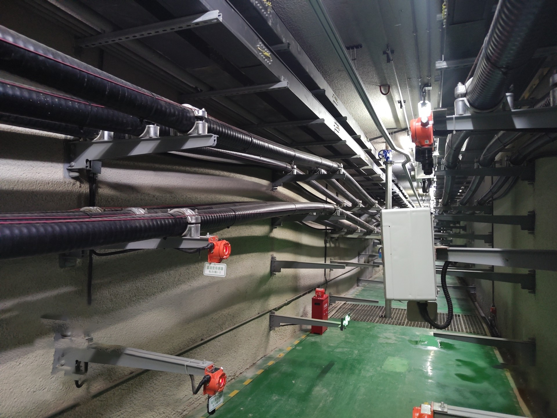 进入密闭空间前，需要做好哪些安全措施准备，才能保证人员安全？